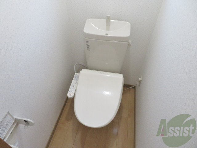 トイレ　ウォシュレット機能がついたトイレです。安心して使用できますね