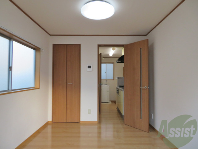 居室・リビング　６帖の洋室です。広々として、きれいですね。