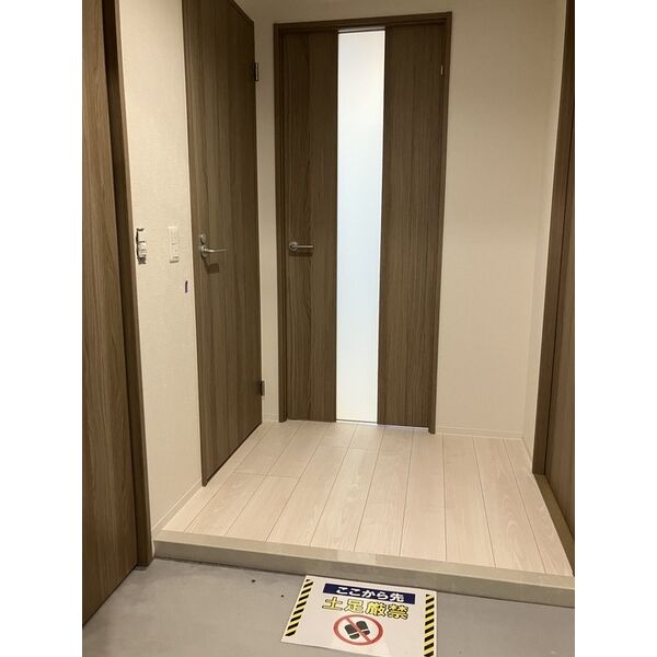 玄関　※別部屋の参考写真、現況優先※