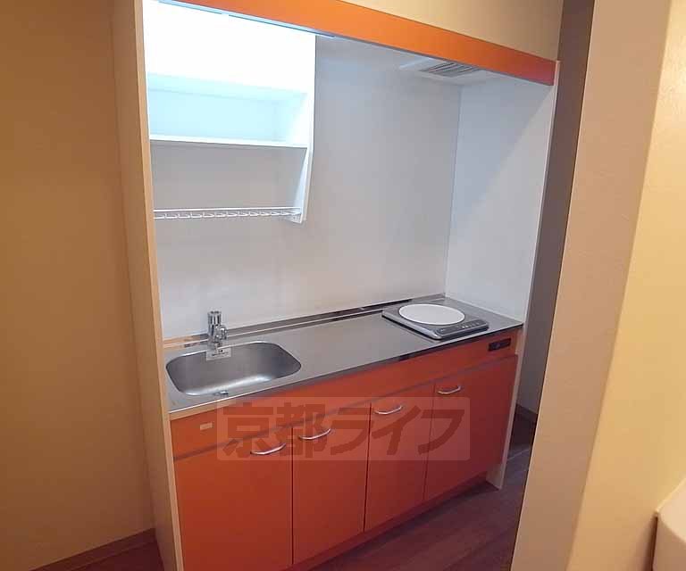 キッチン　１口ＩＨコンロ付き。広めのキッチンです。