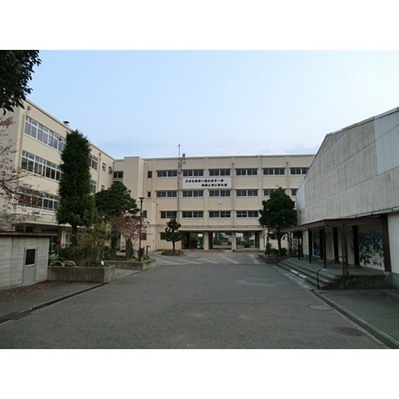 中学校　横浜市立舞岡中学校（中学校）まで556m