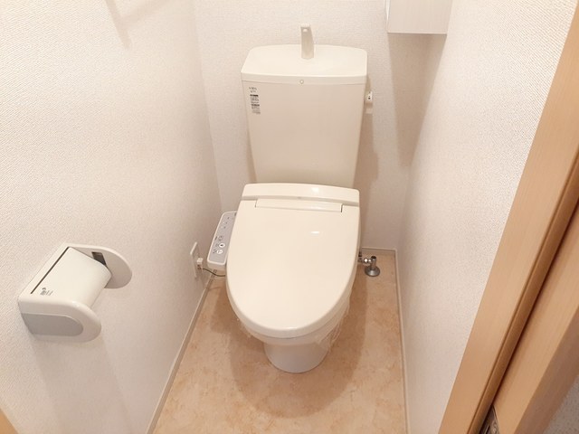 トイレ　温水洗浄便座付きのトイレです♪