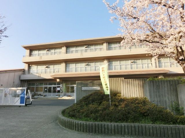 小学校　寺崎小学校（小学校）まで700m