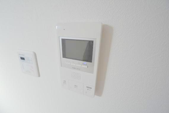セキュリティ　TVモニターホンで来客が誰か確認してから開けて下さいね