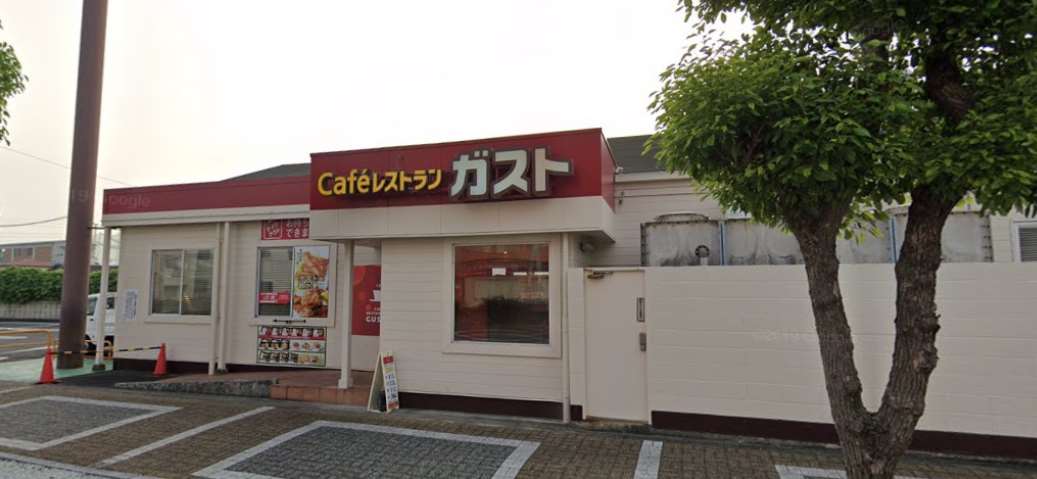 飲食店　ガスト新居浜店（飲食店）まで350m