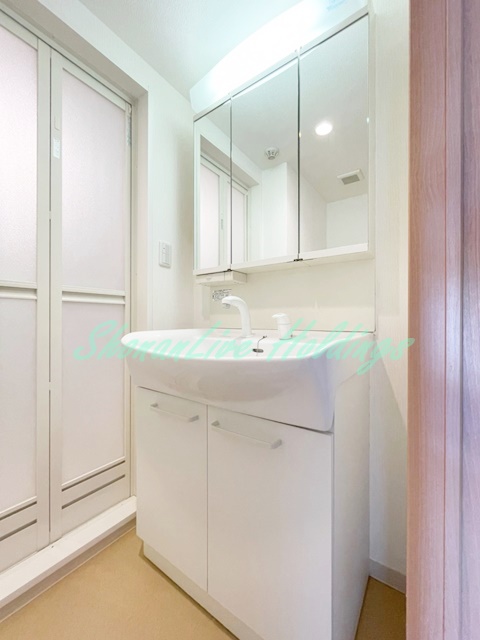 洗面設備　明るい洗面所です