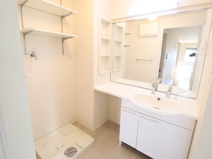 洗面設備　明るい洗面所です