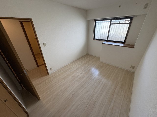 その他部屋・スペース　開放的な寝室です