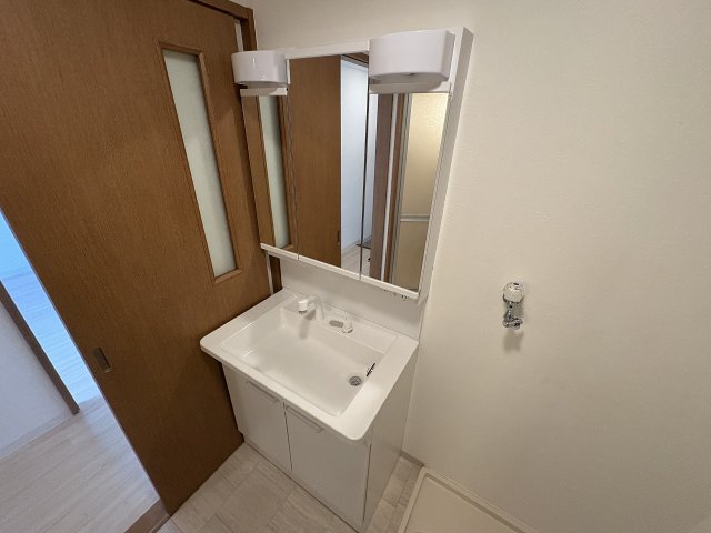 洗面設備　明るい洗面所です