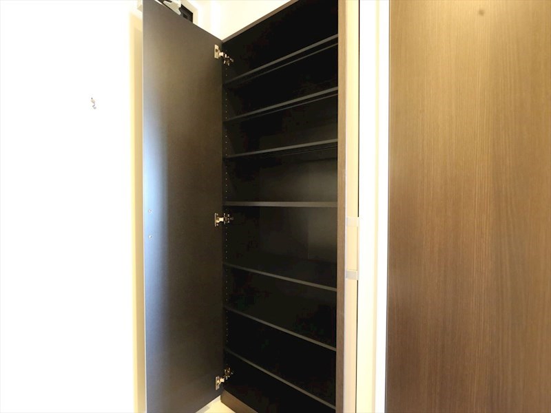 玄関　玄関　シューズボックス付（収納充実してます）