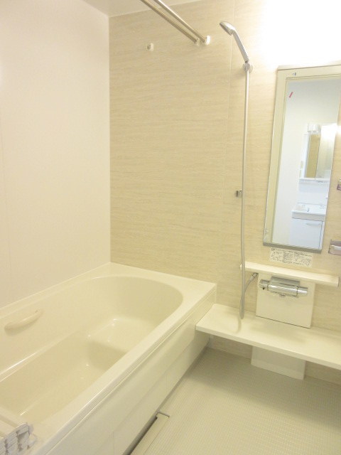 バス・シャワールーム　追焚機能付きゆったり足を延ばせる一坪タイプのバスルーム