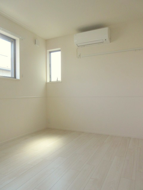 居室・リビング　２面採光の明るいリビング全室エアコン完備