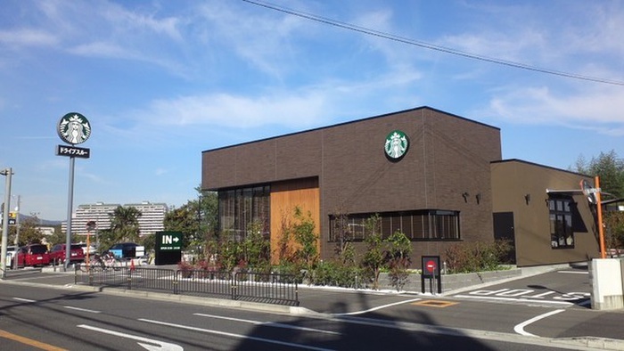 飲食店　スターバックス（飲食店）まで700m