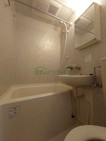 バス・シャワールーム　別部屋の画像になります。