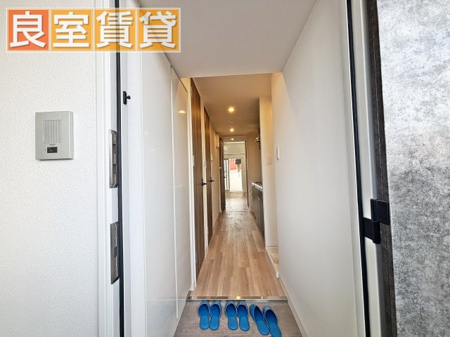 玄関　※このお写真は同物件の別のお部屋のお写真です。現状優先