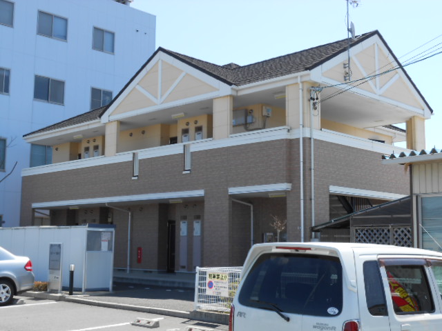 建物外観　建物玄関側（北面）を北西方向より撮影