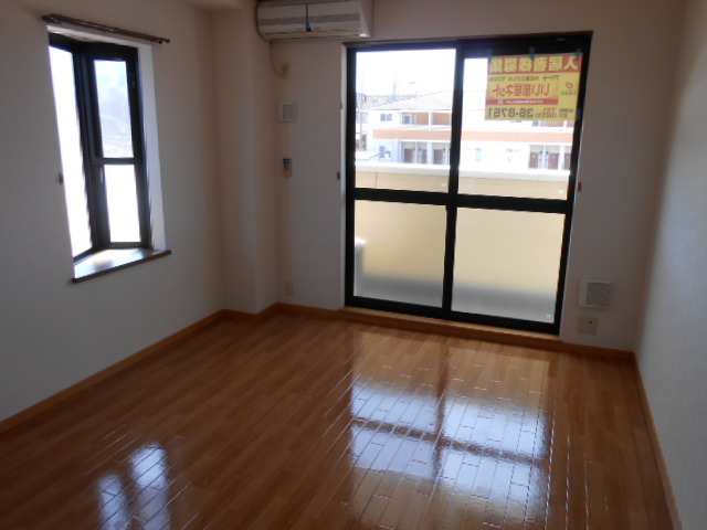 居室・リビング　南面居室（エアコン完備）・西面に換気採光出窓有り