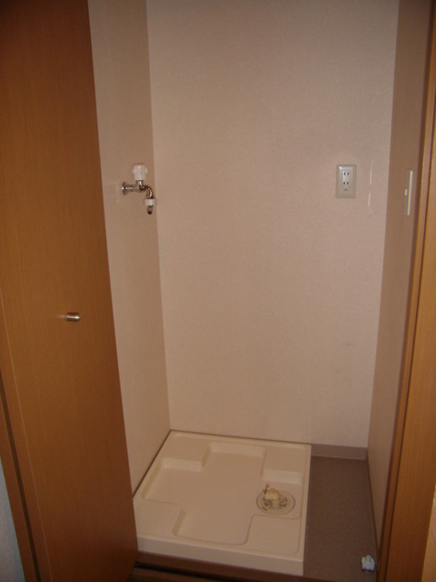 その他設備　隠せる扉付きの洗濯機置き場