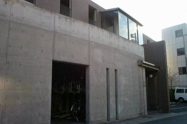 その他共有部分　おしゃれな外観。奥が駐輪場になっています