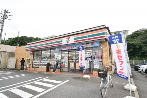 コンビニ　セブンイレブン横浜小雀町店（コンビニ）まで385m