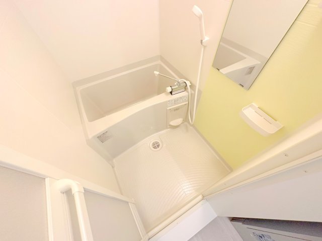 バス・シャワールーム　広めのお風呂は一日の疲れを癒してくれます。