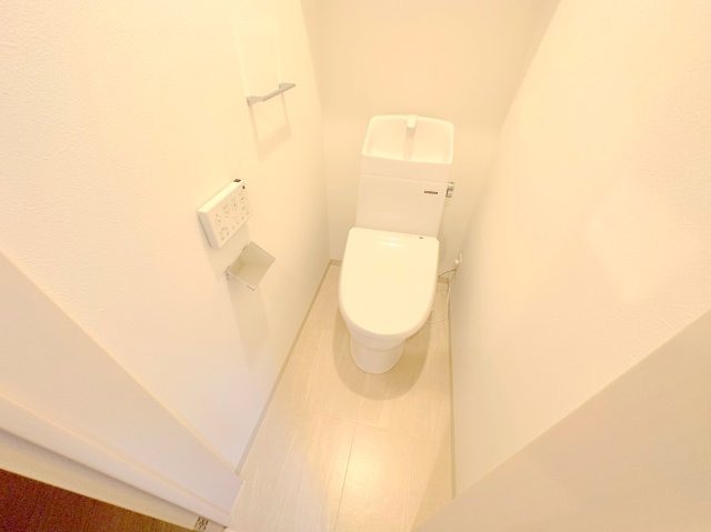 トイレ　綺麗なトイレにはウォシュレット標準装備です。