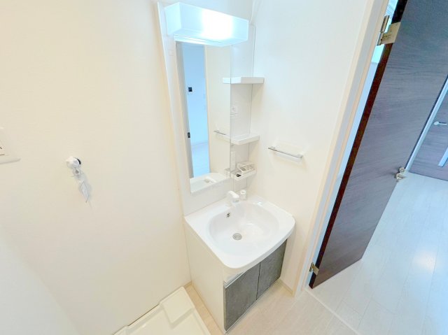 洗面設備　身支度が出来る独立洗面台です。