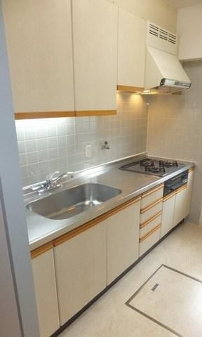 キッチン　大型システムキッチン。料理もはかどりそうですね。