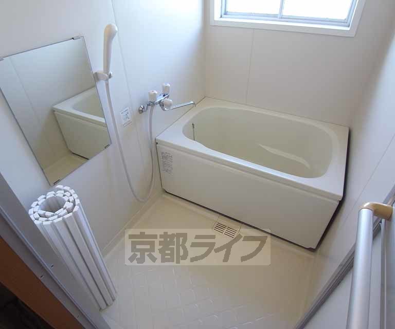 バス・シャワールーム　窓付きの明るく清潔なバスルームです。