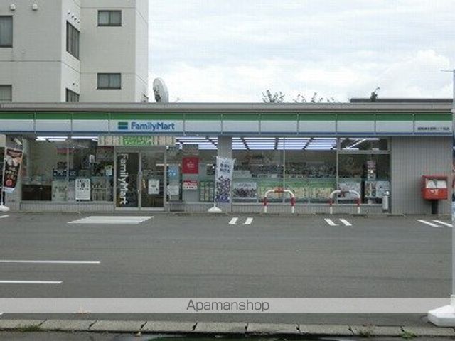 コンビニ　ファミリーマート（コンビニ）まで832m