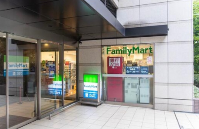 コンビニ　ファミリーマートグローバルフロントタワー店（コンビニ）まで81m