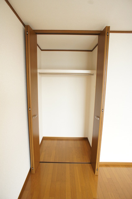 収納　ハンガーパイプも付いているので、洋服もきちんと収納！