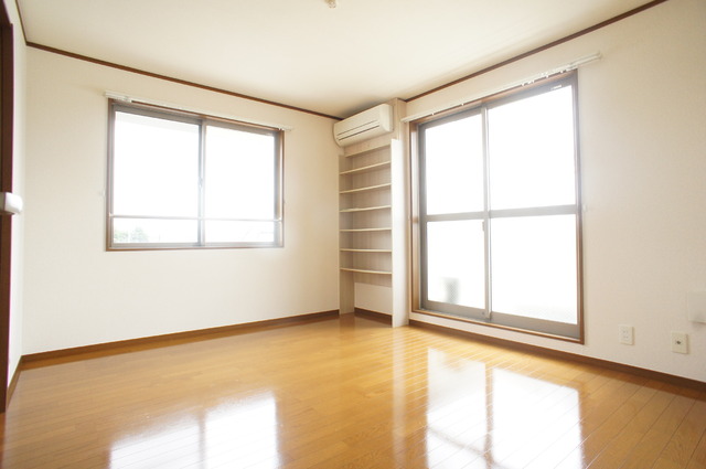 居室・リビング　３階角部屋で、２面採光で明るい♪