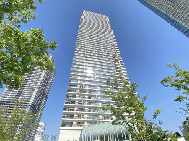 建物外観　緑が多く気持ちの良いオープンスペースと白くきれいな外観が特徴