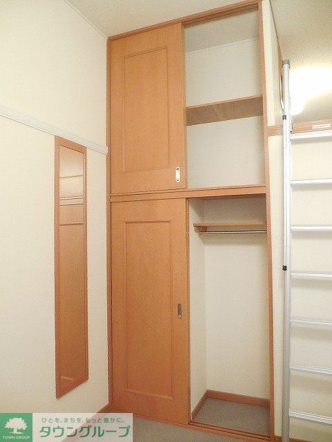 居室・リビング　上下2段にわたるクローゼットです。