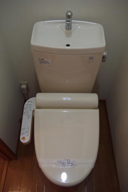 トイレ　温水洗浄便座です。