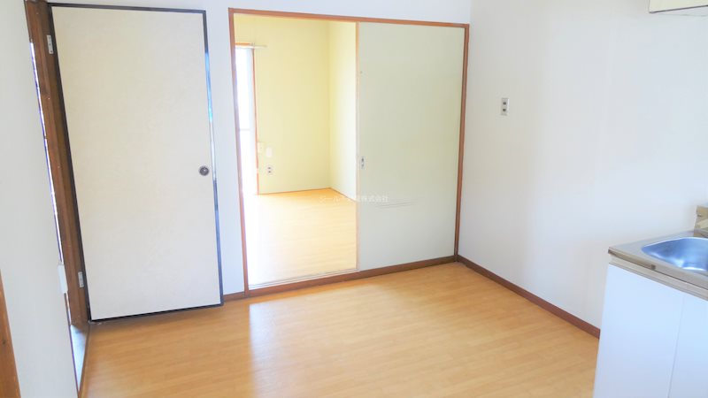 居室・リビング　落ち着いた雰囲気。角部屋で明るいよ。