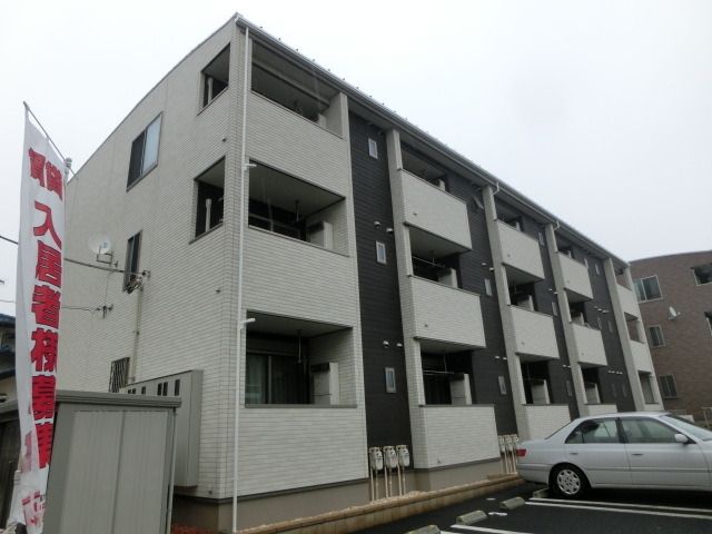 建物外観　駐車場からの外観