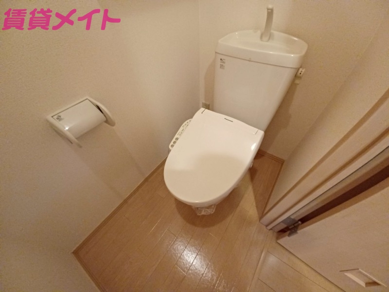 トイレ　別部屋反転参考写真です