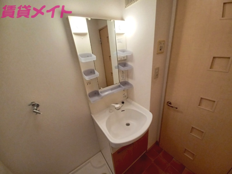 洗面設備　別部屋反転参考写真です