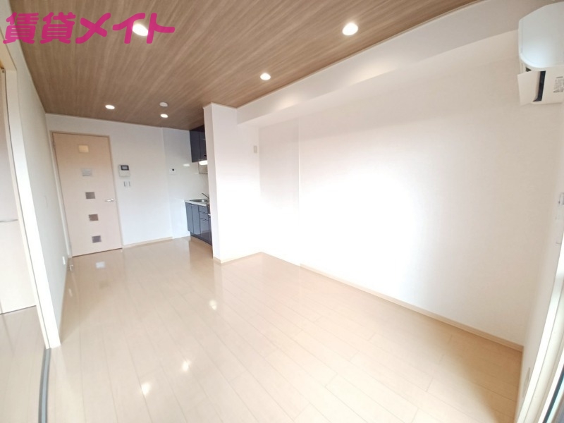居室・リビング　別部屋反転参考写真です