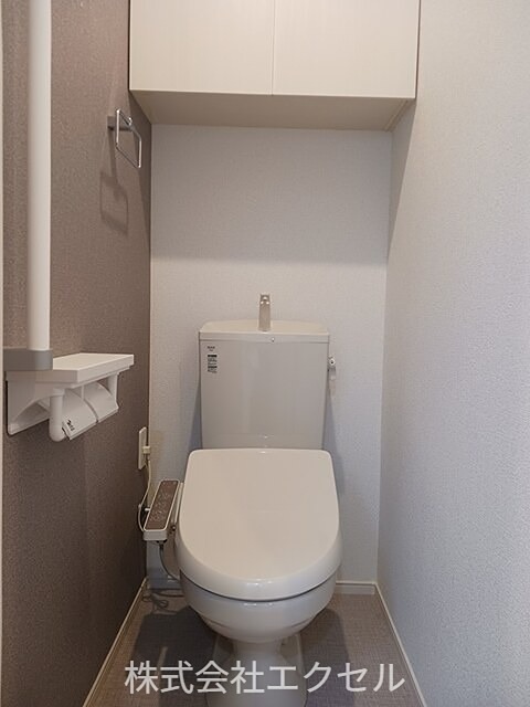 トイレ　温水洗浄便座です。