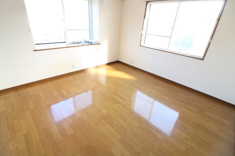 居室・リビング　二面採光の明るいお部屋です☆