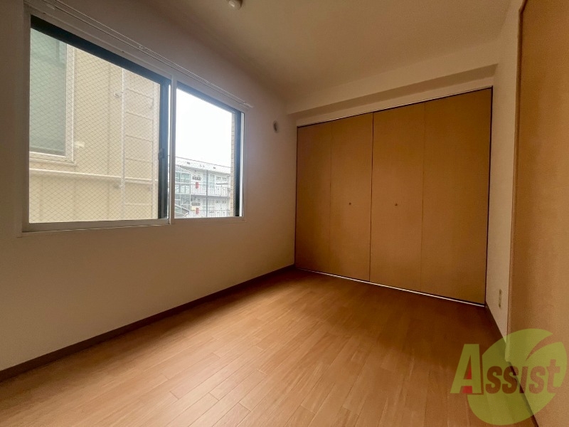 その他部屋・スペース　寝室はこちらです。光が差し込む、温かみのあるお部屋です。