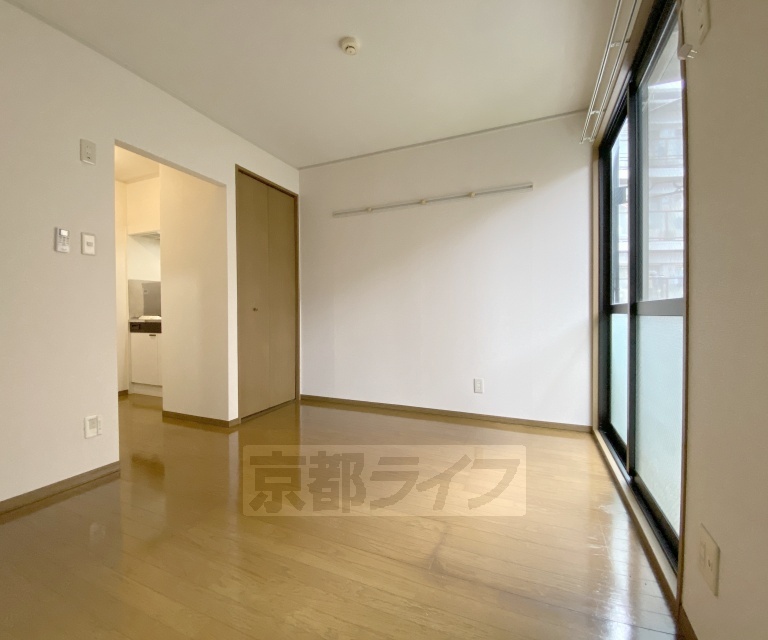 居室・リビング　角部屋・専用庭のあるお部屋です。バス・トイレ別で原付駐...