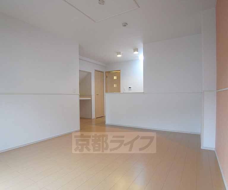 居室・リビング　アクセントクロスの入った使いやすいお部屋です。