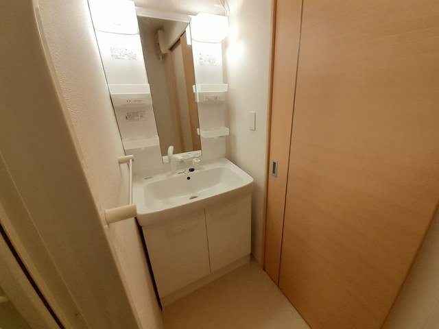 洗面設備　明るい洗面所です