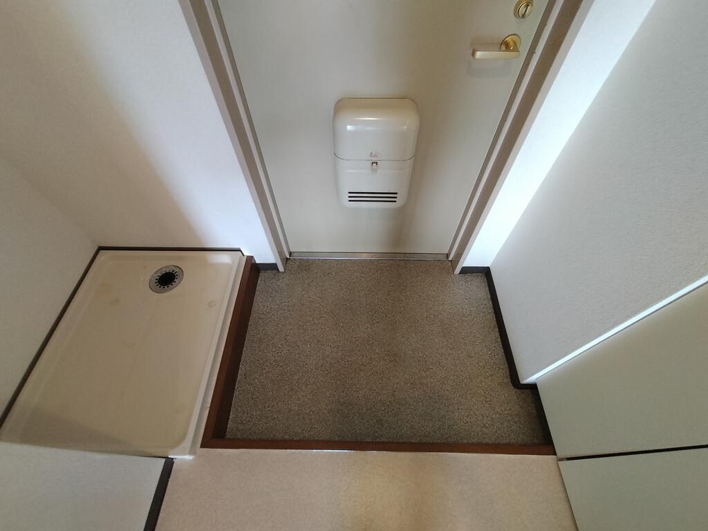 玄関　※同建物の別のお部屋の写真です。