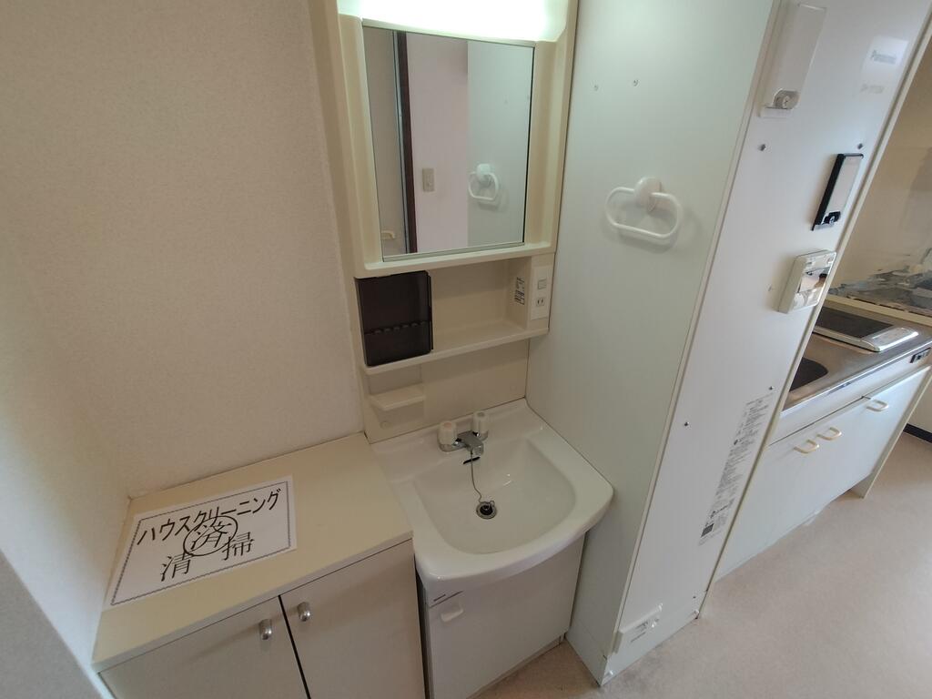 洗面設備　※同建物の別のお部屋の写真です。
