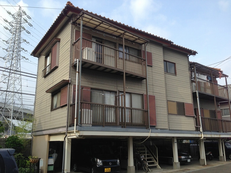 建物外観　一階は屋根付き駐車場です♪